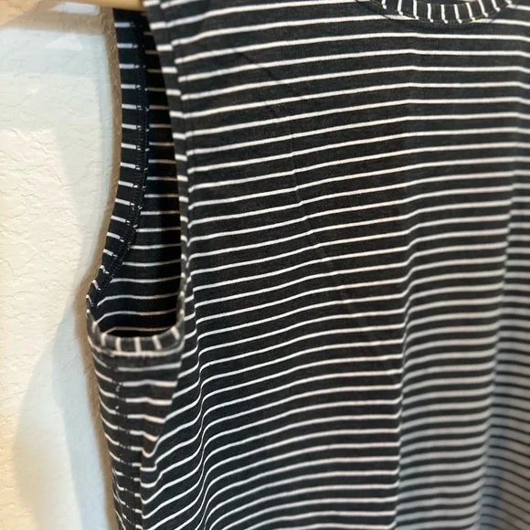 LULULEMON sleeveless tank *sz 6* - Picture 4 of 4